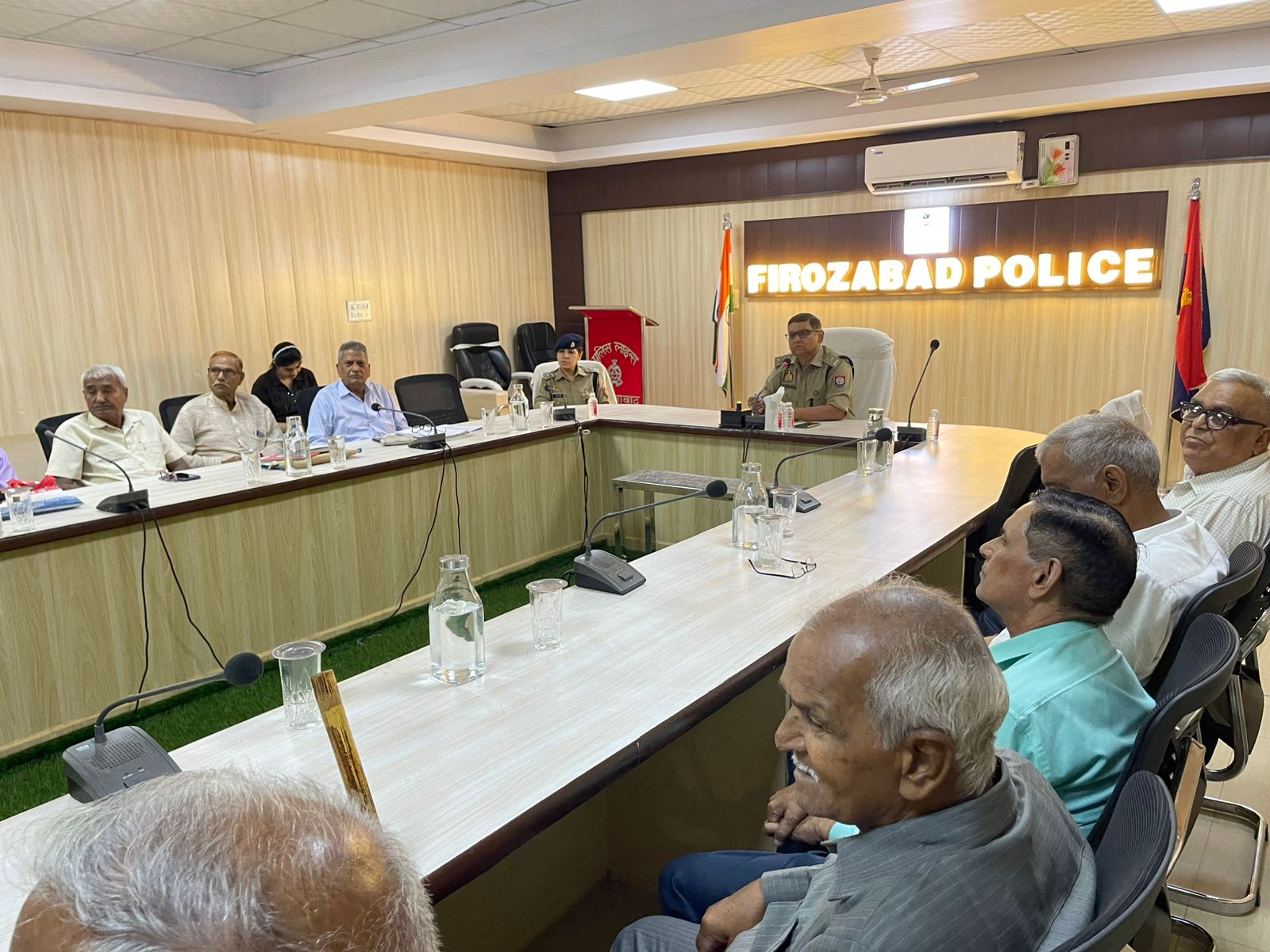 पुलिस लाइन सभागार में अपर पुलिस अधीक्षक ग्रामीण द्वारा पुलिस पेंशनर संग मीटिंग