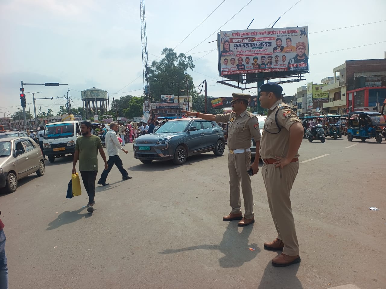 यातायात पुलिस फिरोजाबाद द्वारा नो हेलमेट-नो पेट्रोल अभियान