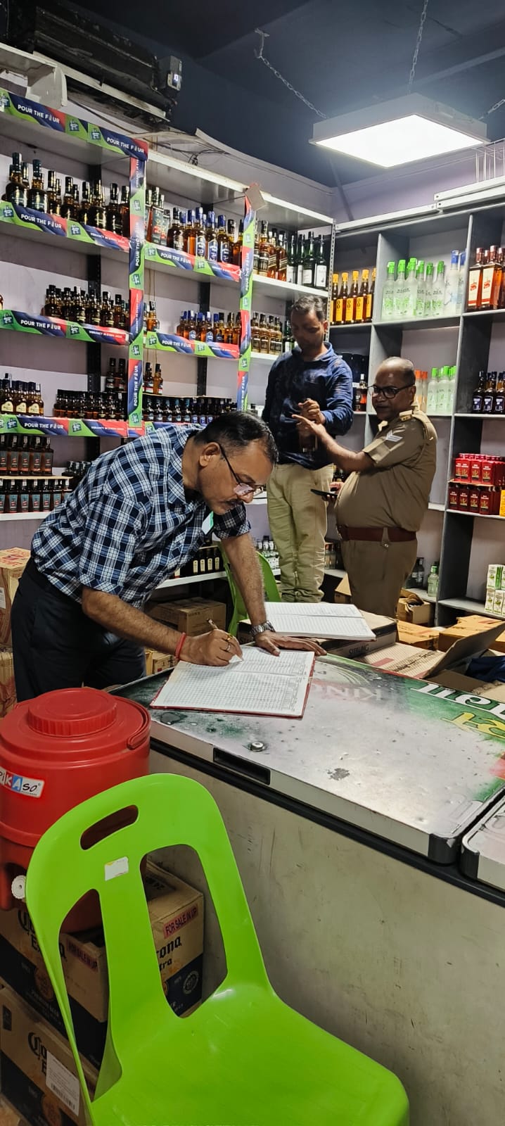 फुटकर देशी मदिरा एवं कम्पोजिट दुकानो पर आकस्मिक रूप से टेस्ट परचेज कराते हुए दुकानो का निरीक्षण