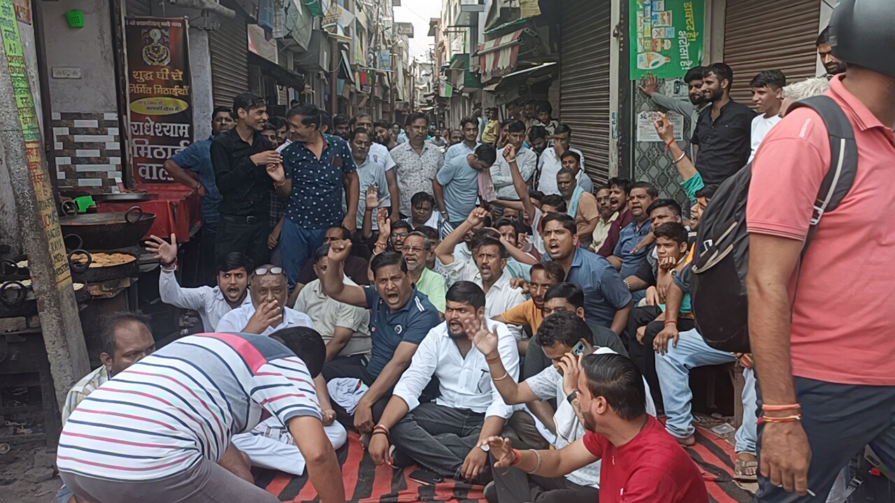 18 सितंबर को बंद होगा कटरा बाजार फाटक, विरोध में बाजार बंद कर व्यापारी धरने पर बैठे और रेल प्रशासन के खिलाफ नारेबाजी