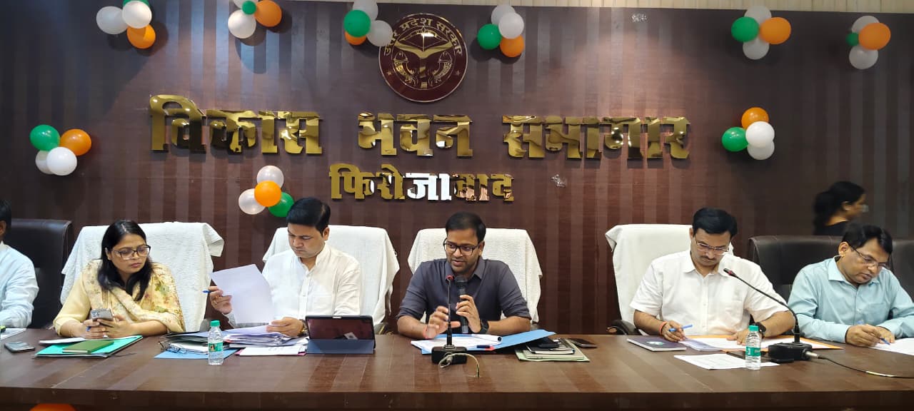जिलाअधिकारी रमेश रंजन ने आत ग्राम विकास विभाग से संबंधित विभिन्न विभागो के विभिन्न कार्यो की समीक्षा