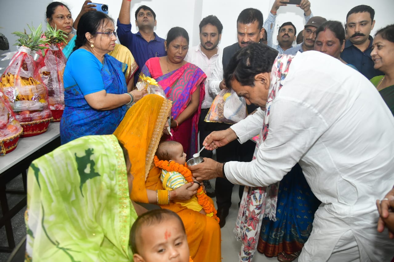ऊर्जा मंत्री श्री ए.के. शर्मा ने सेवा पखवाड़ा के दृष्टिगत जौनपुर के चौकियां धाम शीतला माता मंदिर में झाड़ू लगाकर दिया स्वच्छता का संदेश
