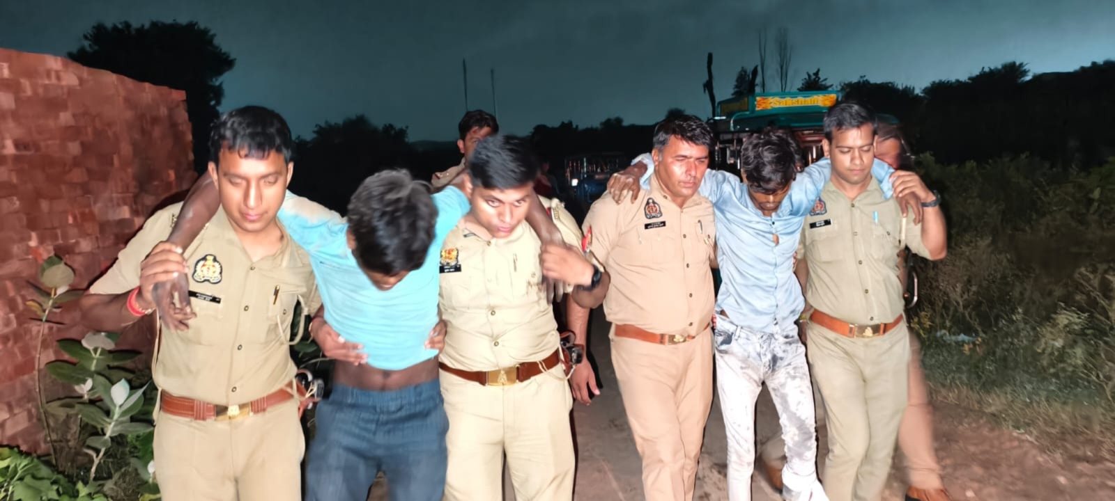 रामगढ़ पुलिस टीम द्वारा ई-रिक्शा चोरी करने वाले 2 शातिर अभियुक्त को पुलिस मुठभेड़ के दौरान किया गिरफ्तार