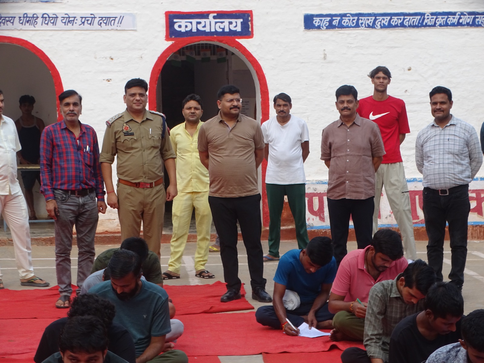 मथुरा जिला कारागार में बंदियों के लिए आयोजित कराई सामान्य ज्ञान प्रतियोगिता