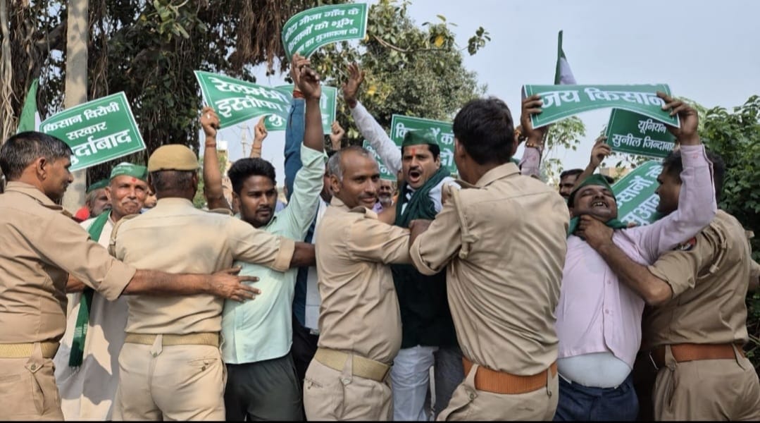 प्रदर्शनकारी किसान नेता और पुलिस के बीच हुई नोंकझोंक