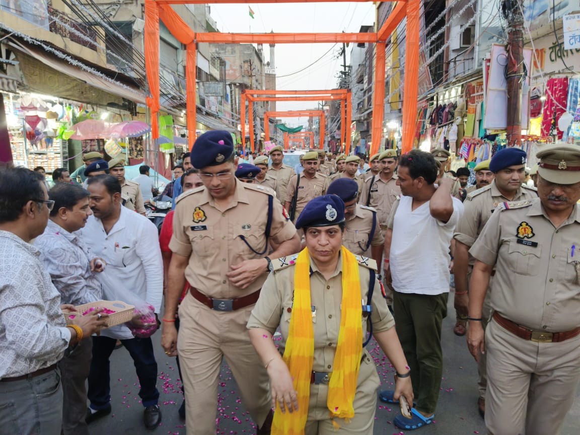 अपर पुलिस महानिदेशक आगरा जोन  व वरिष्ठ अधीक्षक सौरभ दीक्षित द्वारा भारी पुलिस बल के साथ नालबंद पुलिस चौकी से गाँधी पार्क तक किया पैदल गस्त