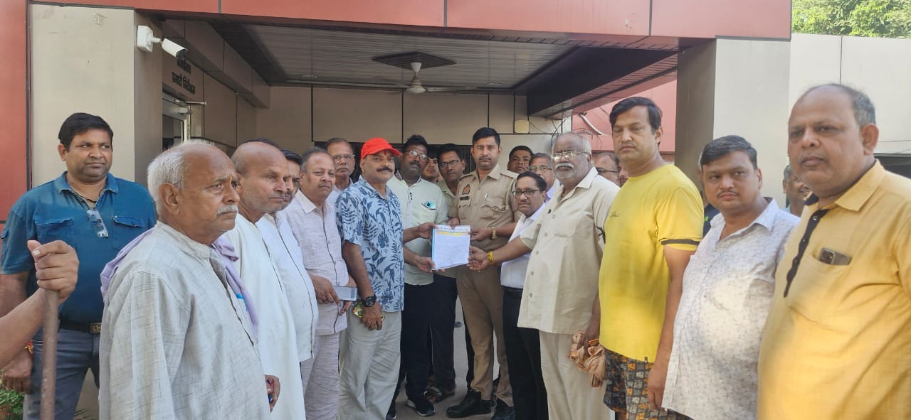 राया में अग्रसेन प्रभात फेरी में काली पट्टी बांध अगरबन्धुओ ने जताया रेल प्रसाशन का विरोध, मुख्यमंत्री के नाम जिलाधिकारी को ज्ञापित, थाना प्रभारी को सौंपा ज्ञापन