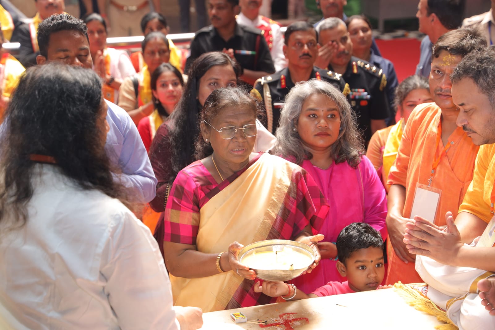 बांके बिहारी को निहारती रही राष्ट्रपति महोदया, ठाकुर जी के दर्शन कर हुई भाव विभोर