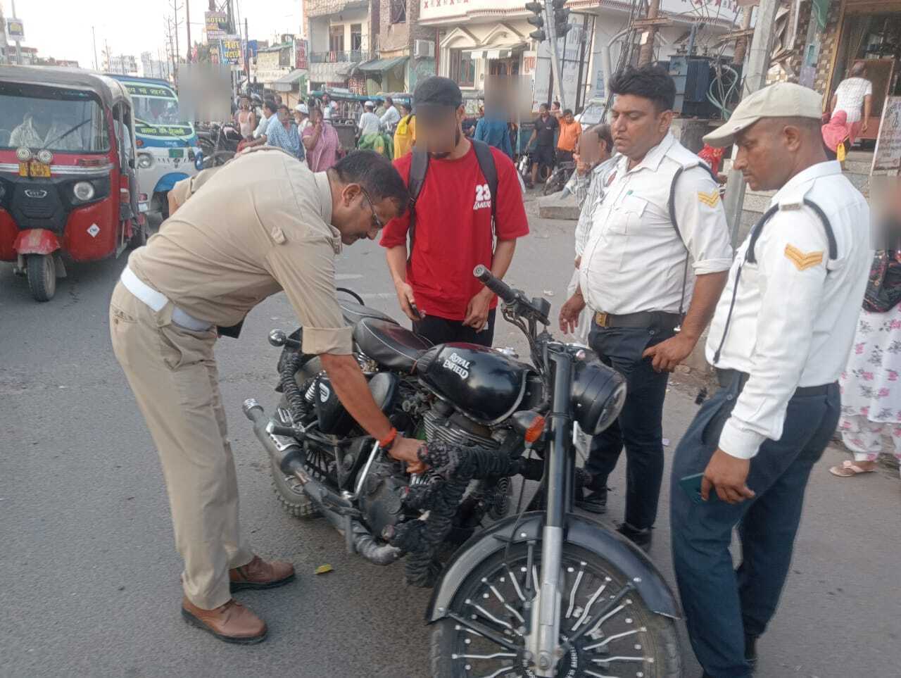यातायात पुलिस टीम द्वारा विशेष अभियान चलाया