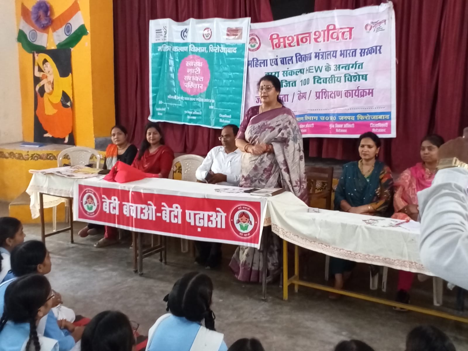 महिला आयोग की सदस्य रैन गौड़ ने आज जीजीआईसी टूण्डला और सामुदायिक स्वास्थय केन्द्र टुण्डला का भ्रमण किया
