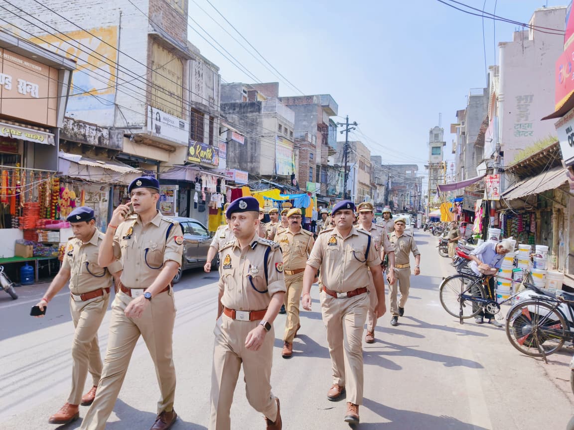उपमहानिरीक्षक आगरा रेंज आगरा व वरिष्ठ पुलिस अधीक्षक एवं अपर पुलिस अधीक्षक नगर फिरोजाबाद द्वारा भारी पुलिस बल के साथ पैदल गस्त किया