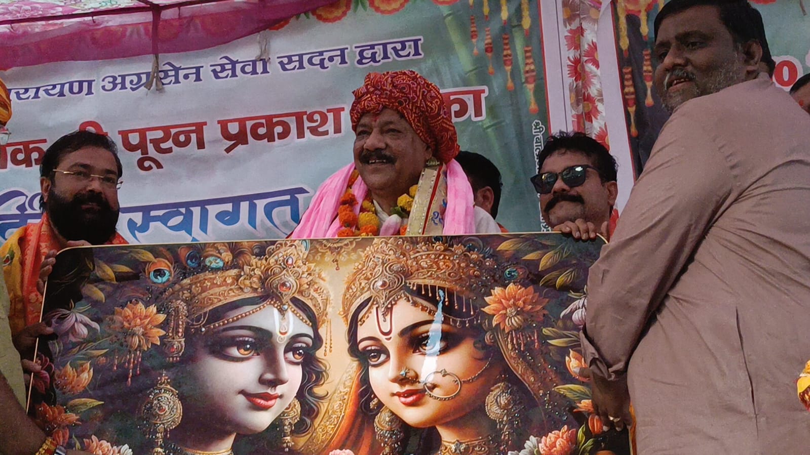 कटरा बाज़ार रेलवे फाटक खुलने में अहम भूमिका निभाने वाले विधायक पूरन प्रकाश का कस्बावासियों ने जोशीला स्वागत