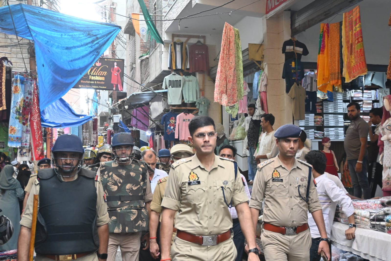 त्यौहारों के मद्देनजर वरिष्ठ पुलिस अधीक्षक एवं अपर पुलिसअधीक्षक नगर द्वारा मय भारी पुलिस वल के साथ किया फ्लैक मार्च