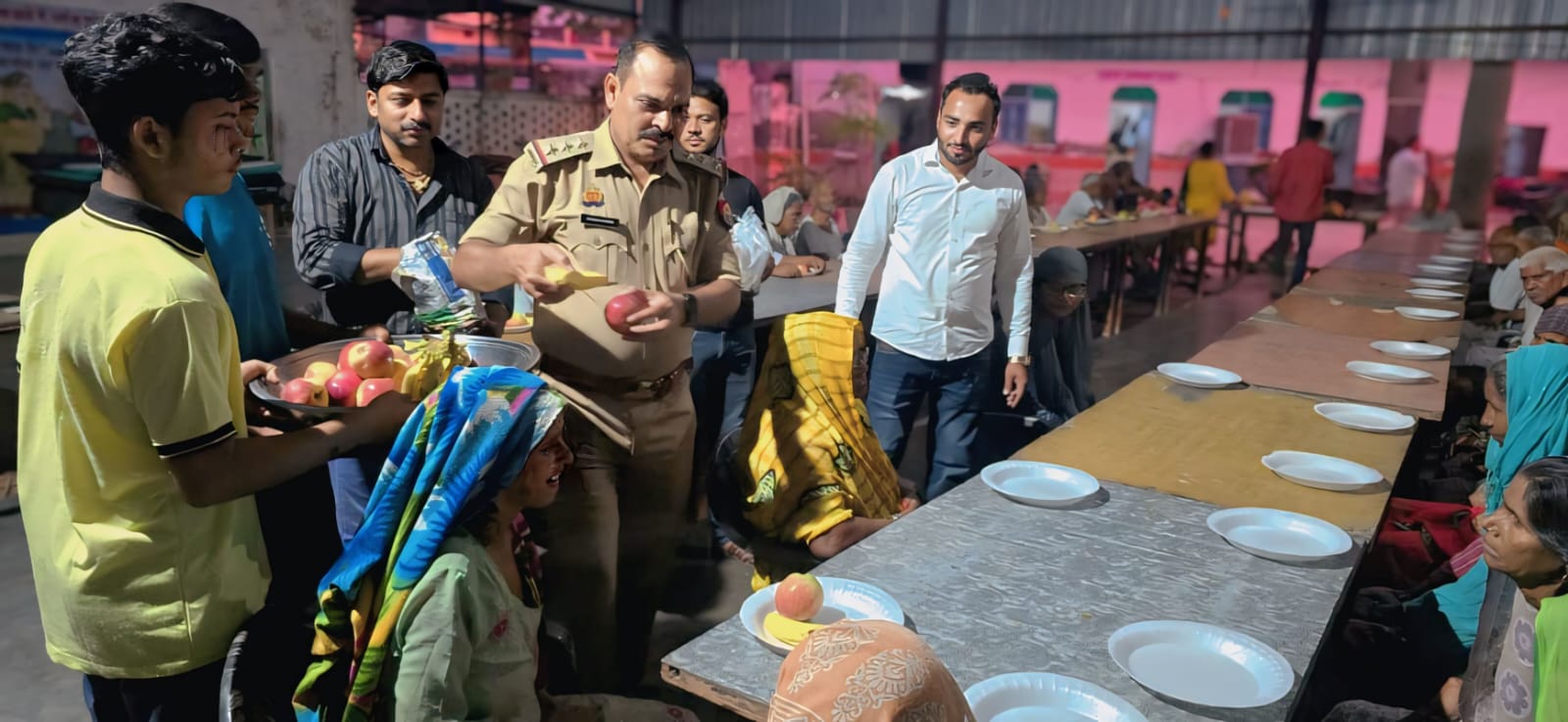 बुलंद सेवा फाउंडेशन मानवाधिकार के राष्ट्रीय अध्यक्ष पंडित धर्मेंद्र शर्मा जी के नेतृत्व में फल सेब केला मिठाई आदि वितरित