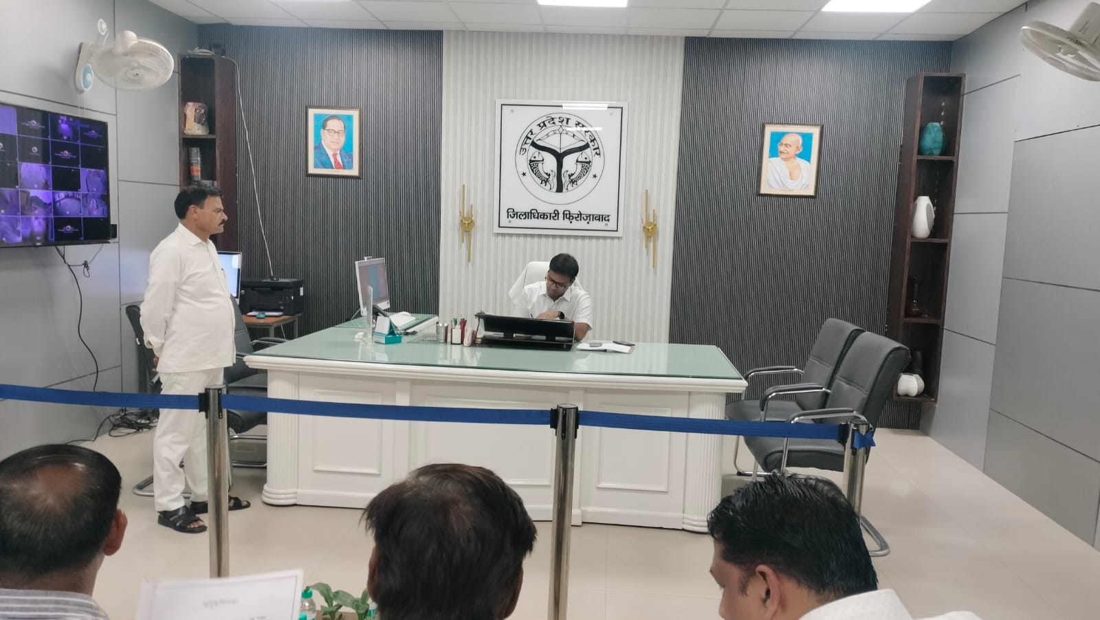 जिलाधिकारी रमेश रंजन ने अनिगमित क्षेत्र में लगे श्रमिकों की आय और उनकी स्थितियों का आंकलन करने हेतु बैठक का आयोजन किया