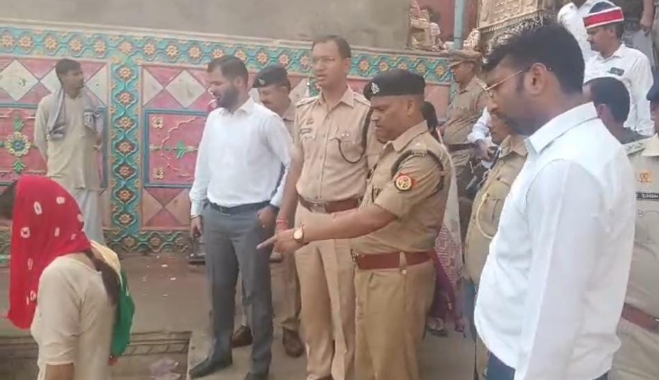 अहोई अष्टमी पर तैयारियों को लेकर राधा कुंड पहुंचे एसएसपी और सीडीओ, व्यवस्थाओं का लिया जायजा
