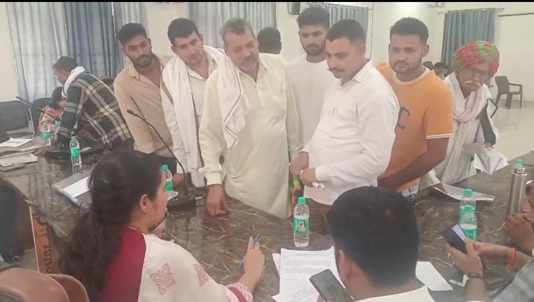 गोवर्धन तहसील में समाधान दिवस का आयोजन, अधिकारियों ने सुनी जनसमस्याएं