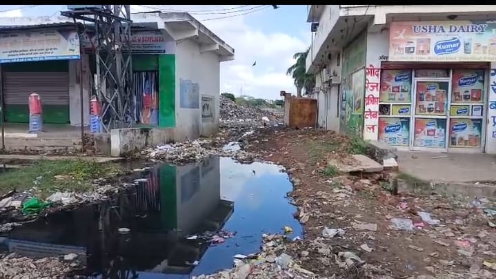 डंपिंग ग्राउंड मे कूड़ा डालने को लेकर  क्षेत्रीय लोगो ने किया विरोध