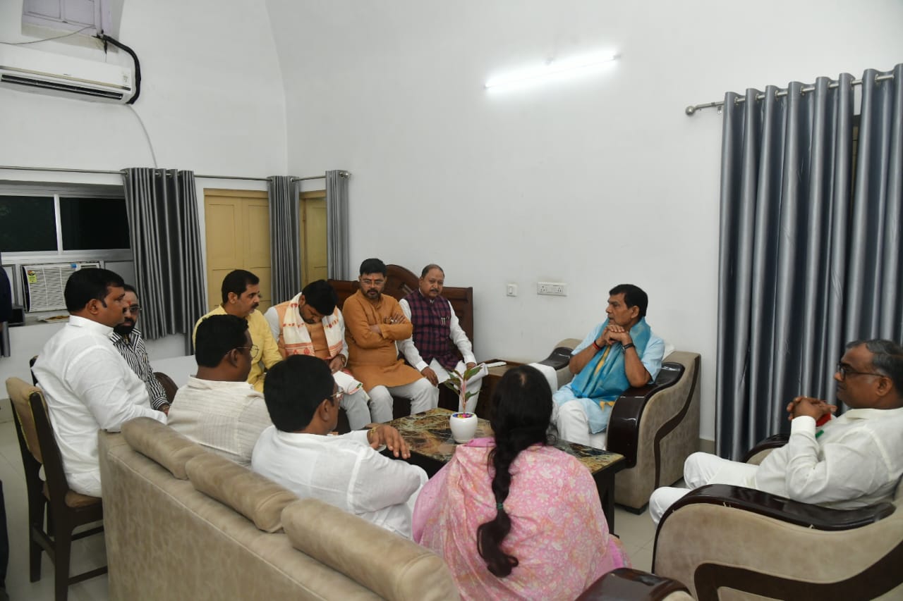 जौनपुर में प्रभारी मंत्री ए.के. शर्मा ने जनप्रतिनिधियों के साथ की कोर कमेटी की बैठक