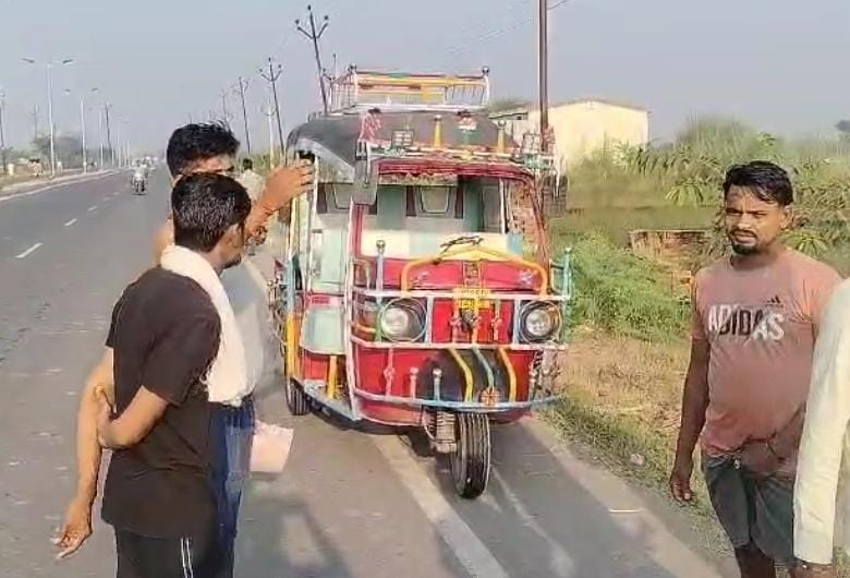 अड़ींग बाईपास के पास टेम्पो पलटने से एक की मौत, तीन घायल
