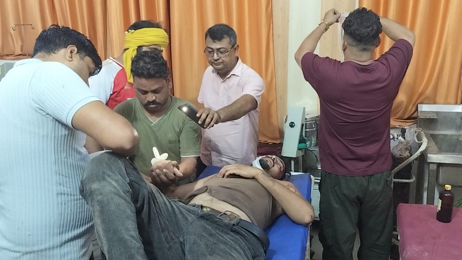 बाइक सवार को ट्रेलर चालक टक्कर मार हुआ फरार, सूचना के बाद भी मौके पर नहीं पहुंची एम्बुलेंस