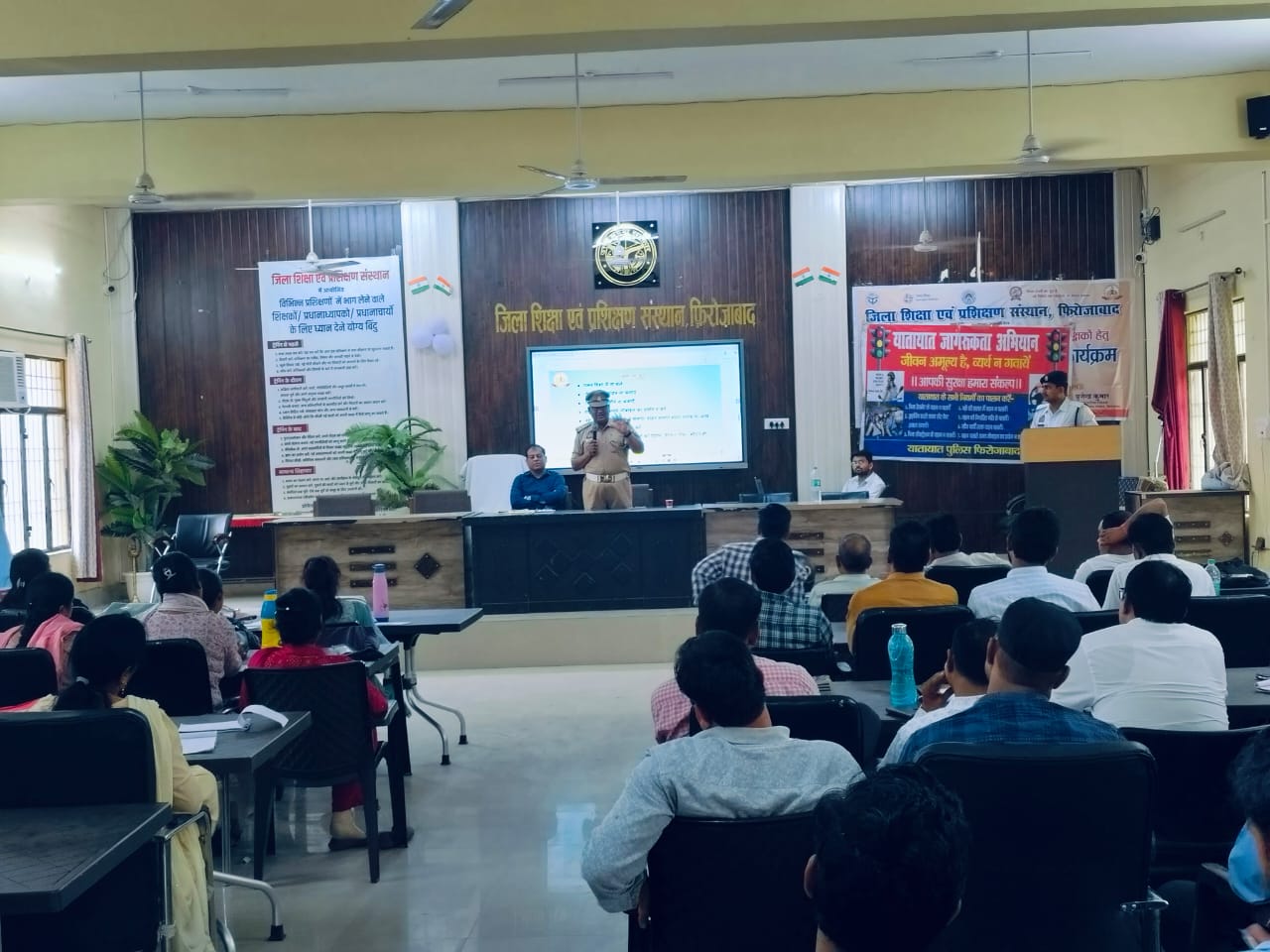 सड़क सुरक्षा एवं यातायात नियमों के सम्बन्ध में जानकारी देकर जागरुक किया