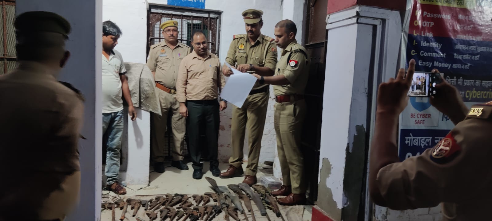 थाना एका पुलिस द्वारा आयुद्ध अधिनियम के 35 अभियोगों से सम्बन्धित कुल 35 मालों का किया विनिष्टीकरण किया