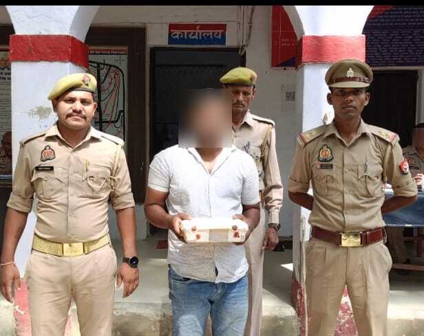 एका पुलिस टीम द्वारा अवैध असलहा सहित अभियुक्त मंजीत व गिर्राज को किया गिरफ्तार