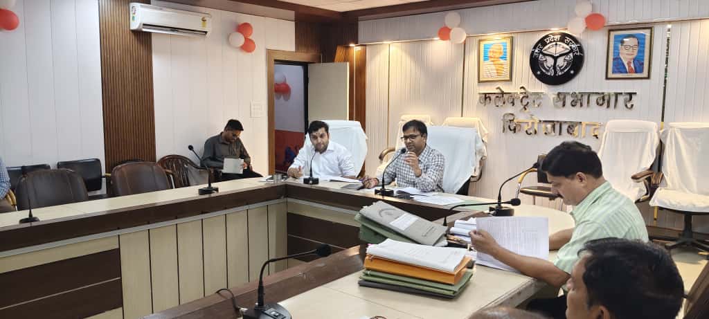 नगरीय सेवाएं और अवस्थापना निकाय परियोजनाओं के संबंध में कलेक्ट्रेट सभागार कक्ष में समीक्षा बैठक