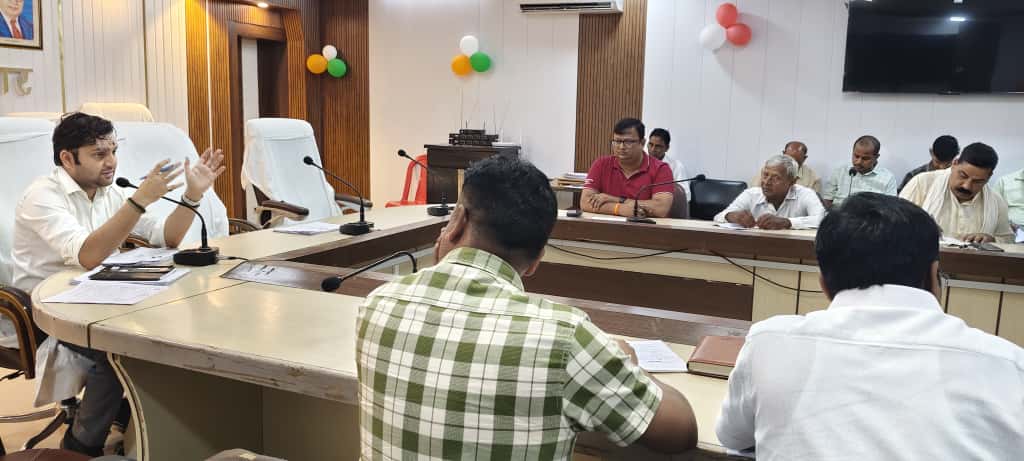 जिला निर्वाचन अधिकारी की अध्यक्षता में अधिकारीगणों के साथ बैठक