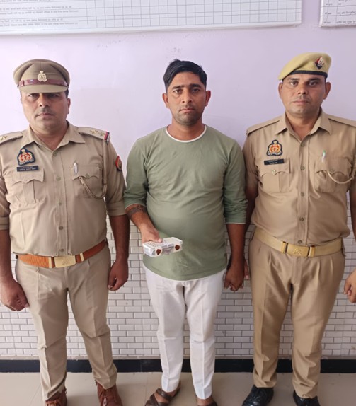 थाना रामगढ़ पुलिस टीम द्वारा पुलिस कर्मी द्वारा धोखाधडी कर खाते में 60,000 रुपये ट्रांसफर करा लेने वाले आरक्षी  को नकद 30,000/- रुपए के साथ किया गिरफ्तार