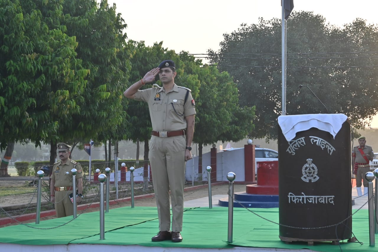 वरिष्ठ पुलिस अधीक्षक सौरभ दीक्षित द्वारा रिजर्व पुलिस लाइन में ली परेड की सलामी