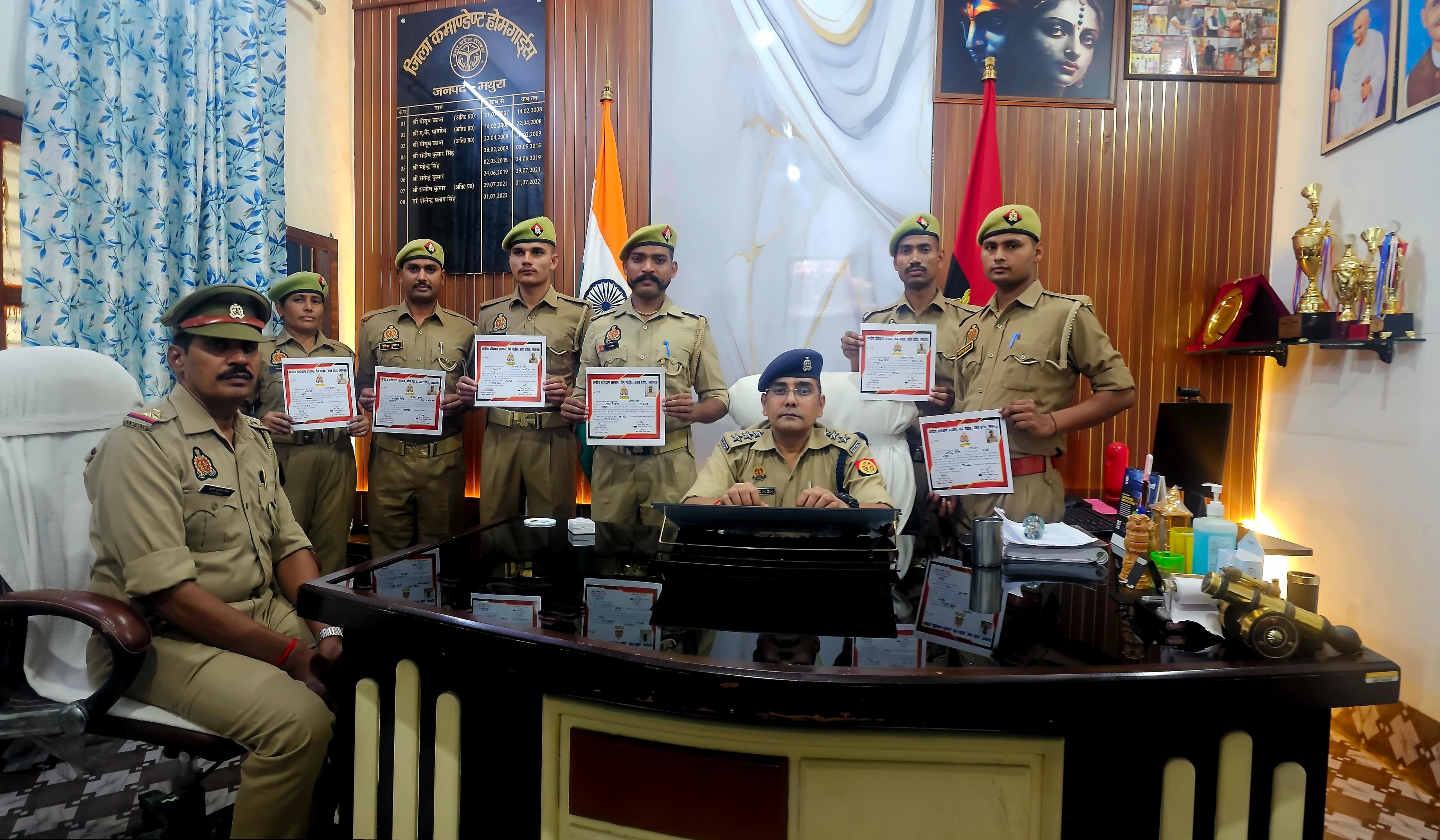 नव चयनित मृतक आश्रित होमगॉर्डस सिपाहियों को आधारभूत प्रशिक्षण प्राप्त करने के पश्चात जिला कमांडेंट द्वारा नियुक्ति पत्र प्रदान कर ड्यूटी पर किया नियोजित