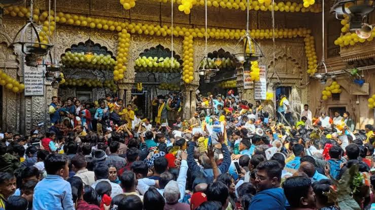वृंदावन के बांकेबिहारी मंदिर में दीपदान पर रोक से 'गोस्वामियों में उबाल'