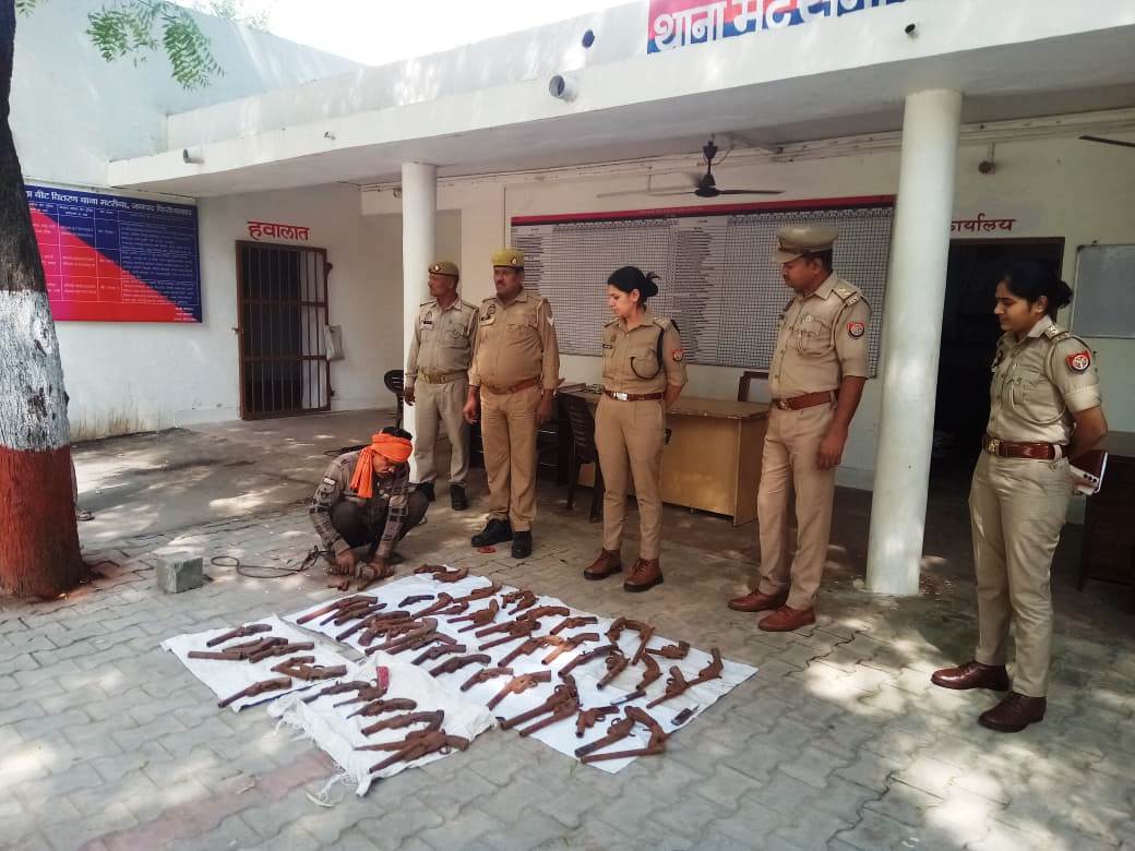 मटसेना पुलिस टीम द्वारा आयुद्ध अधिनियम के 83 अभियोगों से सम्बन्धित  35 लीटर शराब का विनिष्टीकरण किया