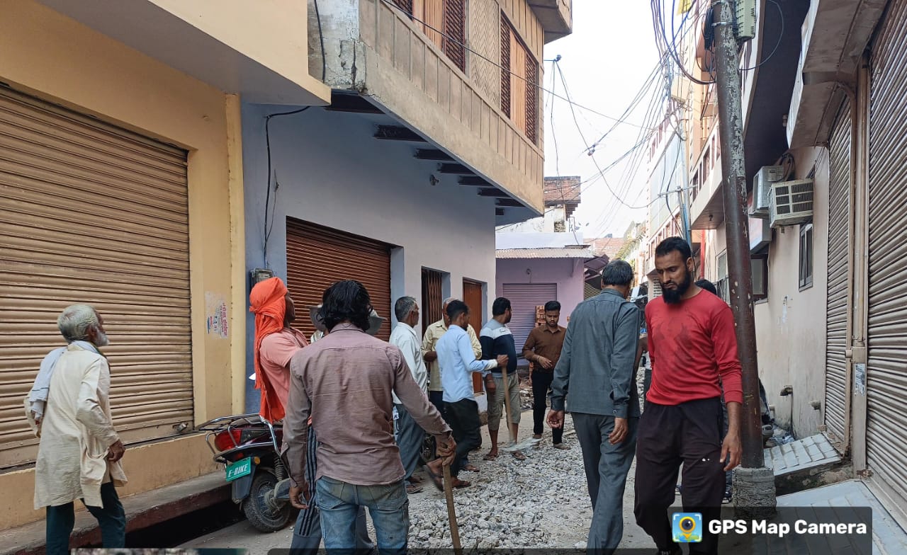 राया नगर पंचायत में भ्रष्टाचार की बेशर्मी, पक्की सड़क तोड़कर बहाया जा रहा पोखरे का गंदा पानी