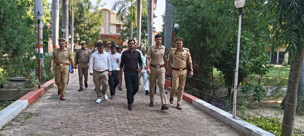 जिलाधिकारी  और वारिष्ठ पुलिस अधीक्षक ने जनपद के विभिन्न परीक्षा केंद्रों पर व्यवस्थाओं का भ्रमणशील रहते हुए जायजा लिया