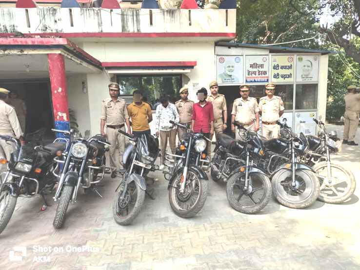 थाना पचोखरा पुलिस द्वारा तीन अभियुक्तगणों को चोरी की 07 मोटर साइकिल व अवैध असलहा सहित किया गिरफ्तार