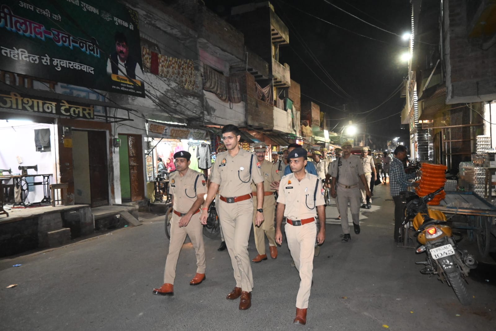 अपर पुलिस अधीक्षक नगर थाना प्रभारी रसूलपुर मय भारी पुलिस बल के साथ पैदल गस्त