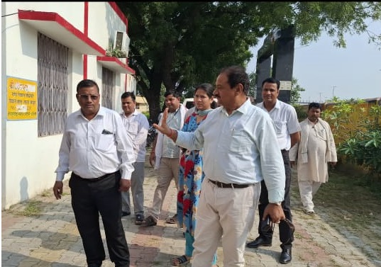 परियोजना निदेशक ने किया फरह ब्लाक का औचक निरीक्षण
