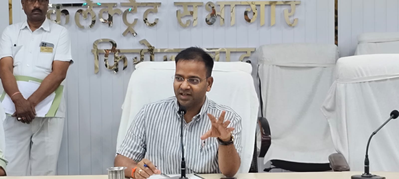 जिला मजिस्ट्रेट रमेश रंजन ने आगामी दीपावली व छट के पर्वो के पटाखों के निर्माण भण्डारण, विक्रय तथा उपयोग के सम्बंध में एडवाइजरी