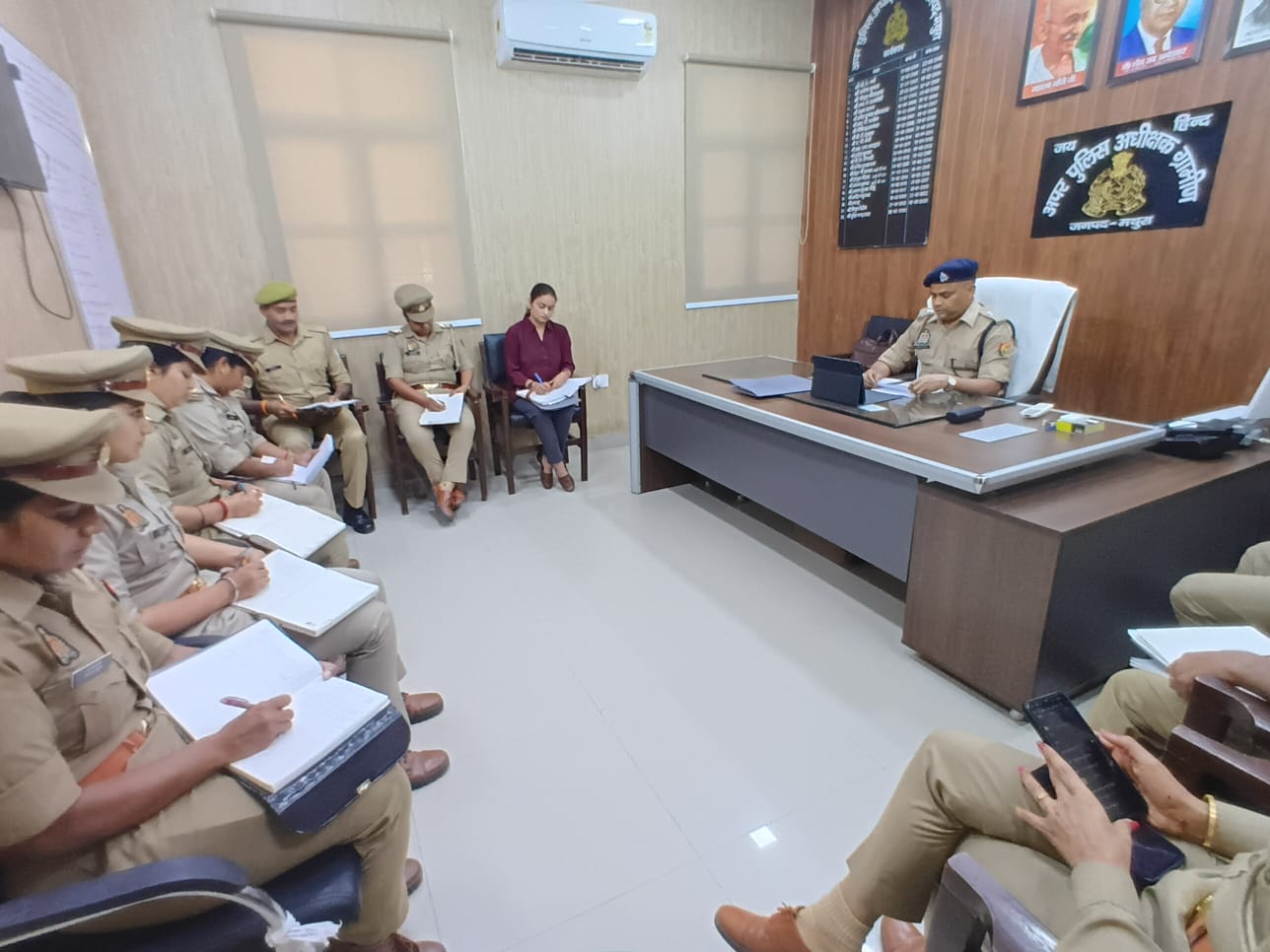 एसपी ग्रामीण सुरेश चंद्र रावत ने मिशन शक्ति केन्द्रों व  एंटी रोमियो के प्रभारियों के साथ की गोष्टी।