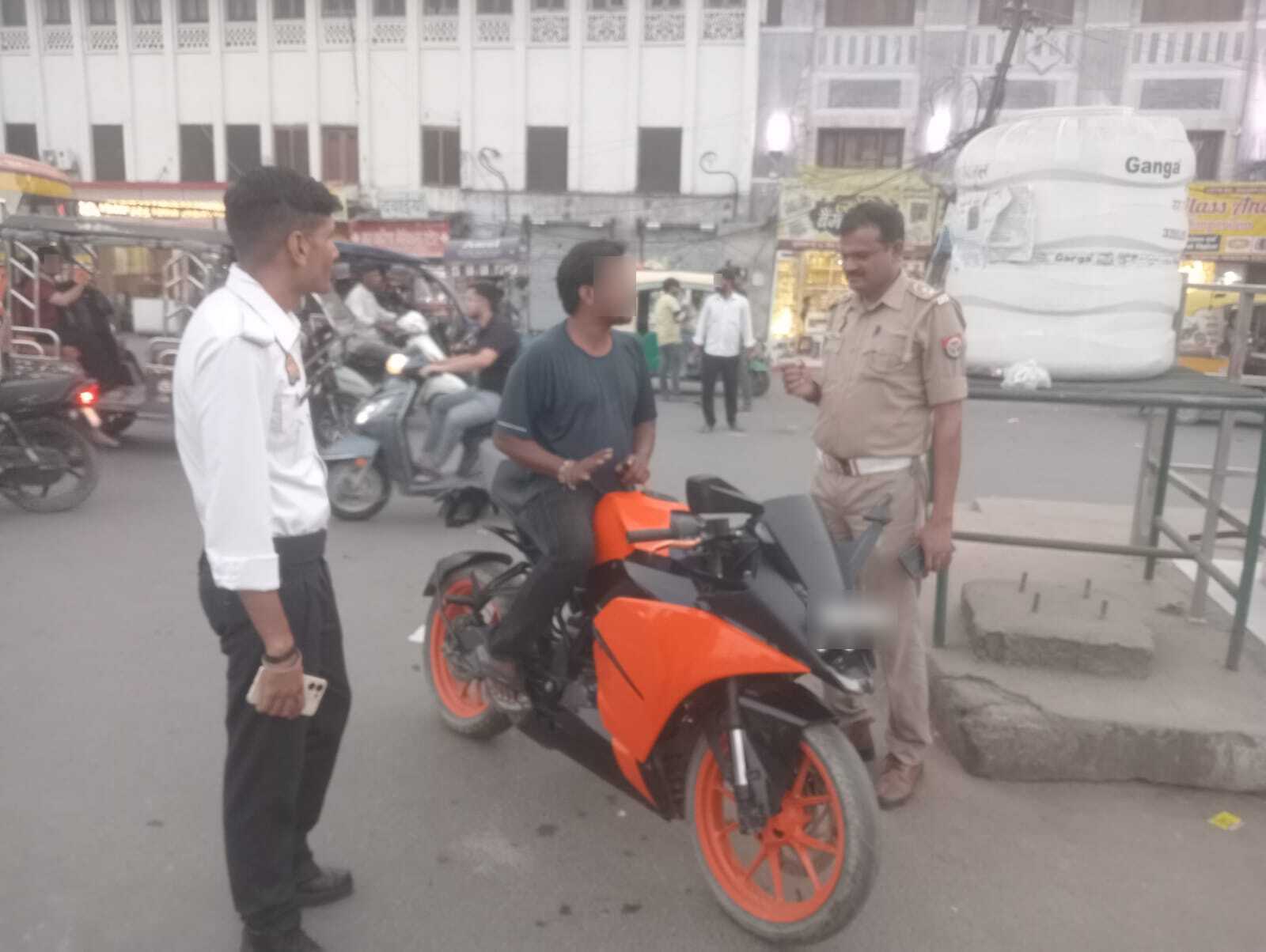 यातायात पुलिस  द्वारा  वाहन चालकों के विरुद्ध चालान / सीज की कार्यवाही