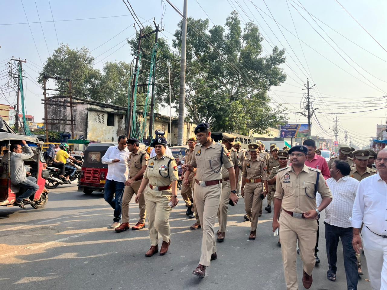 अपर पुलिस महानिदेशक आगरा जोन व वरिष्ठ पुलिस अधीक्षक द्वारा जनपद के थाना टूण्डला क्षेत्रान्तर्गत किया पैदल गस्त