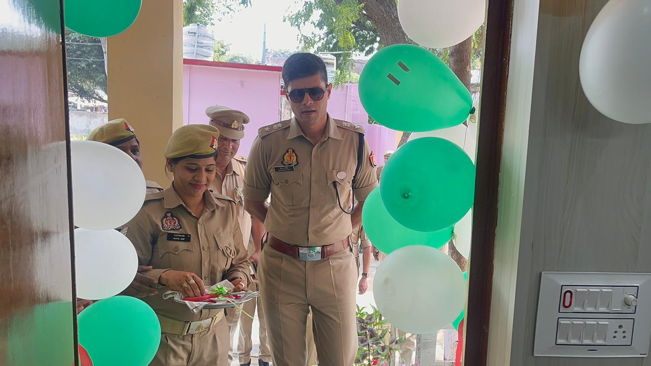 वरिष्ठ पुलिस अधीक्षक फिरोजाबाद द्वारा थाना नारखी का आकस्मिक निरीक्षण