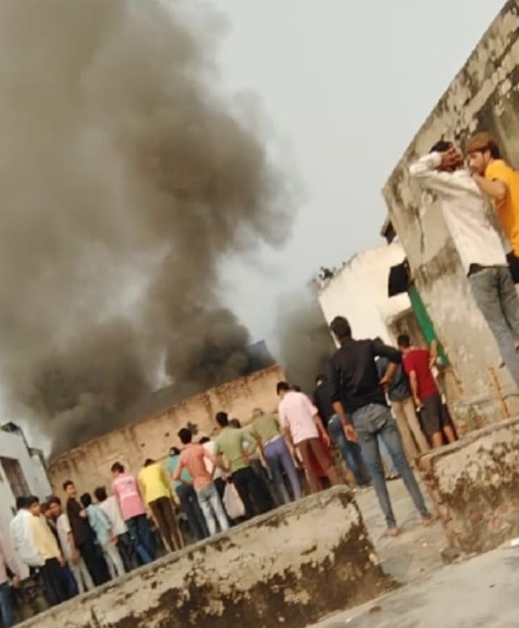 पोशाक गोदाम की भीषण आग ने खोली 'कमर्शियलाइजेशन' की पोल, जाम के कारण 1 घंटे देरी से पहुंची दमकल