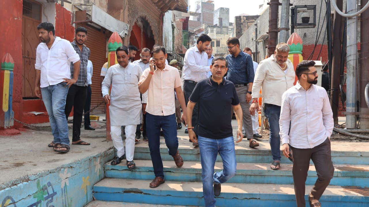 यम द्वितीया पर्व को लेकर डीएम एसएसपी ने यमुना घाटों का  किया निरीक्षण