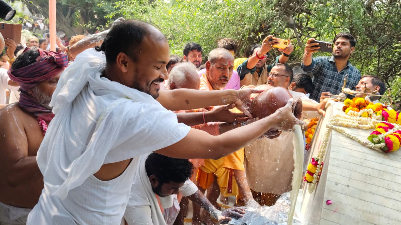ब्रज में गोवर्धन पूजा की धूम, विदेशी भक्तों ने भी की गोवर्धन पूजा, गौडीय संप्रदाय और विदेशी भक्तों ने निकाली छप्पन भोग शोभा यात्रा