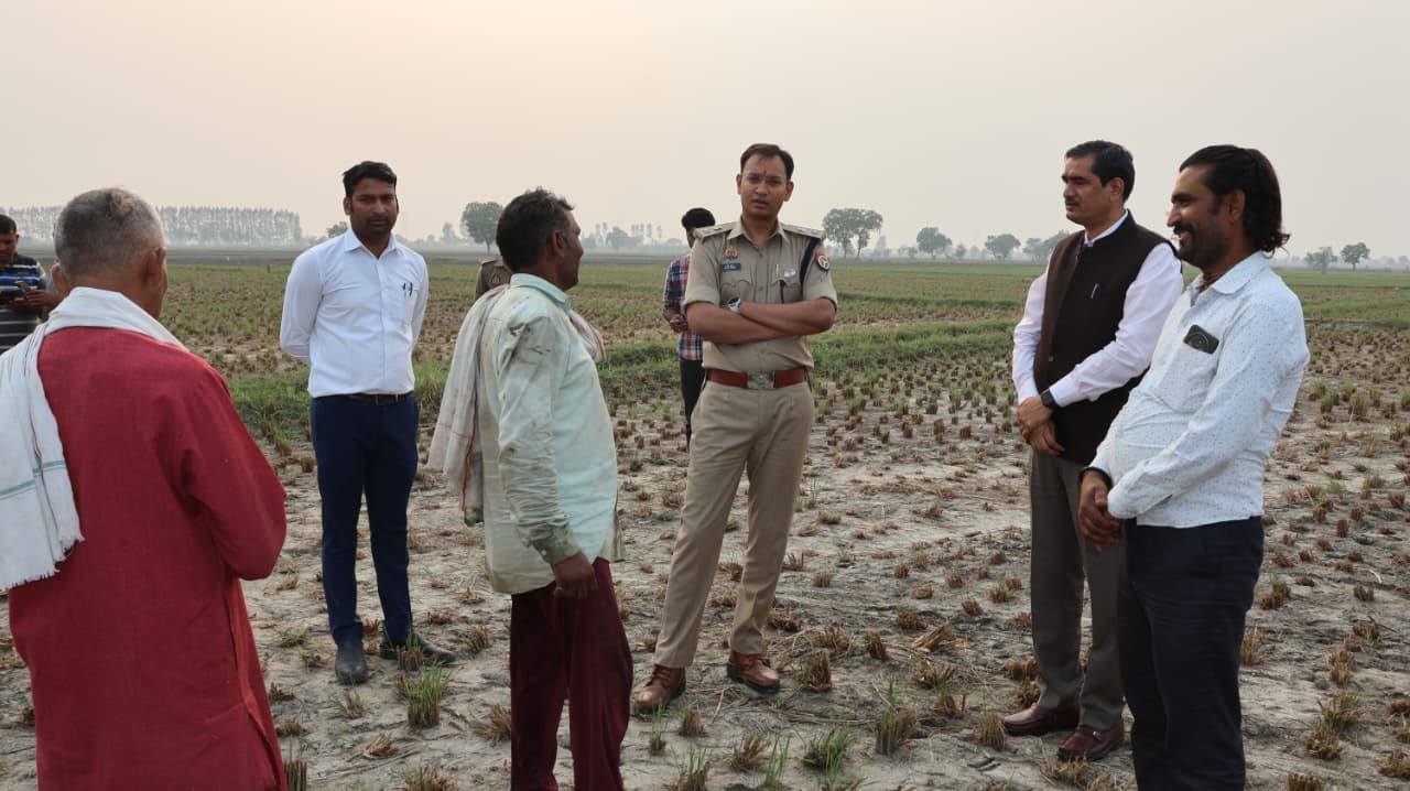 पराली जलने से नाराज मथुरा डीएम ने ग्राम विकास अधिकारी को किया निलंबित