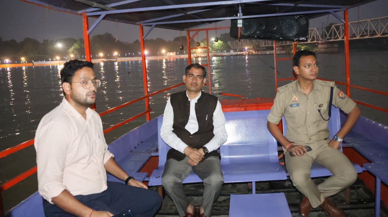 यम द्वितीया पर्व को लेकर डीएमऔर एसएसपी ने नौका विहार से  सुरक्षा व्यवस्थाओं का किया निरीक्षण